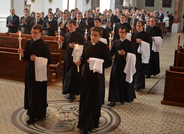 Le retour de la soutane chez les prêtres français