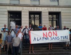 Les Sentinelles des pères devant la préfecture de Nantes, contre l’extension de la PMA