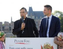 Le Puy du Fou remet 300 000 € pour la restauration de Notre-Dame de Paris