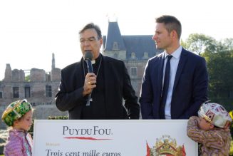 Le Puy du Fou remet 300 000 € pour la restauration de Notre-Dame de Paris