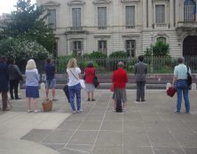 Des Sentinelles de Montpellier manifestent devant la Préfecture leur solidarité avec Monsieur Vincent Lambert