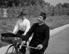 Chaque été, la caravane du Tour sillonne, comme un prêtre sa paroisse, les recoins du pays