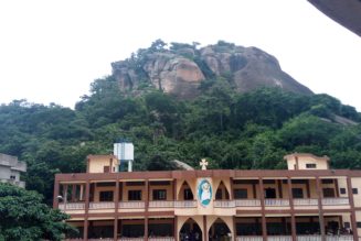 Bénin : 7000 catholiques ont effectué un pèlerinage à la grotte de Notre-Dame d’Arigbo pour la protection de leurs pays contre l’Islam