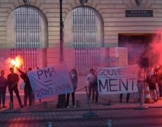Des Parisiens devant le ministère de la justice