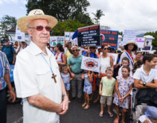 Mgr Aubry avec les manifestants anti-PMA à La Réunion