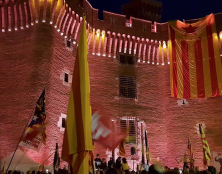Les indépendantistes catalans brûlent un drapeau français et bloquent l’autoroute
