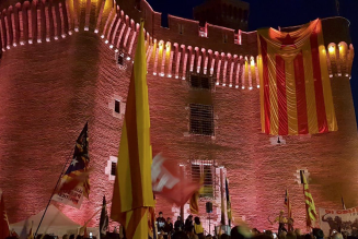 Les indépendantistes catalans brûlent un drapeau français et bloquent l’autoroute