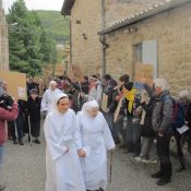 La Famille Missionnaire de Notre Dame dépose plainte contre les auteurs des affichages et des graffitis sauvages