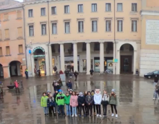 Des collégiens italiens chantent le Puer Natus sur une place publique
