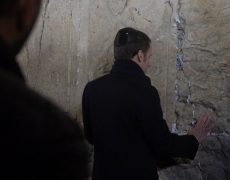 Emmanuel Macron se trompe en désignant le christianisme comme une “religion du livre”