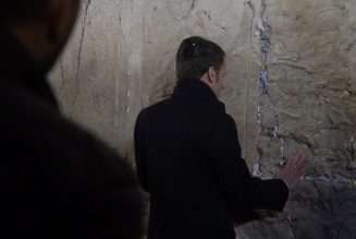 Emmanuel Macron se trompe en désignant le christianisme comme une “religion du livre”