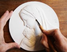 L’art de la médaille religieuse, un métier en voie de disparition