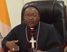 L’archevêque catholique de Kampala, en Ouganda, décrète qu’aucun catholique ne peut recevoir la Sainte Communion dans la main