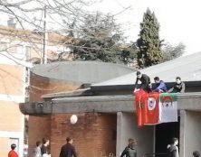 Albi : des musulmans placent des drapeaux algériens, marocains et tunisiens sur le toit de l’église Saint-Jean