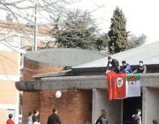 Albi : des musulmans placent des drapeaux algériens, marocains et tunisiens sur le toit de l’église Saint-Jean
