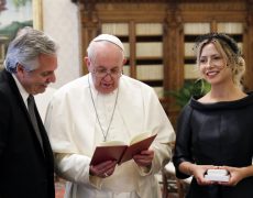 Scandales au Vatican lors de la visite du président argentin
