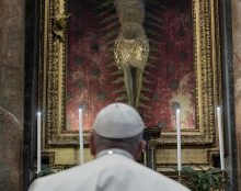Le Pape en prière devant le crucifix qui sauva Rome de la Grande Peste