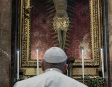 Le Pape en prière devant le crucifix qui sauva Rome de la Grande Peste