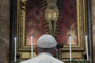 Le Pape en prière devant le crucifix qui sauva Rome de la Grande Peste