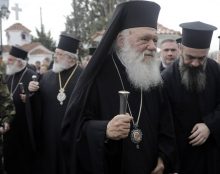 L’archevêque Iéronimos, chef de l’Eglise orthodoxe grecque, a béni les patrouilleurs anti-migrants
