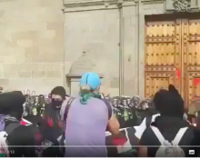 Des militants pro-avortement se brûlent eux-mêmes au cocktail Molotov