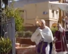 Dans Palerme déserte, un prêtre en procession avec le Saint-Sacrement