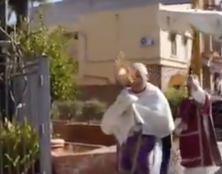 Dans Palerme déserte, un prêtre en procession avec le Saint-Sacrement