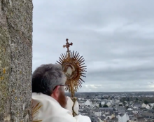 Procession du Très Saint Sacrement et bénédiction de la ville de Vannes