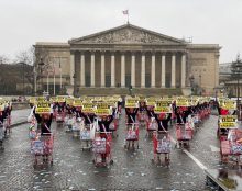 Retour en images sur l’action flash du 8 mars devant l’Assemblée nationale
