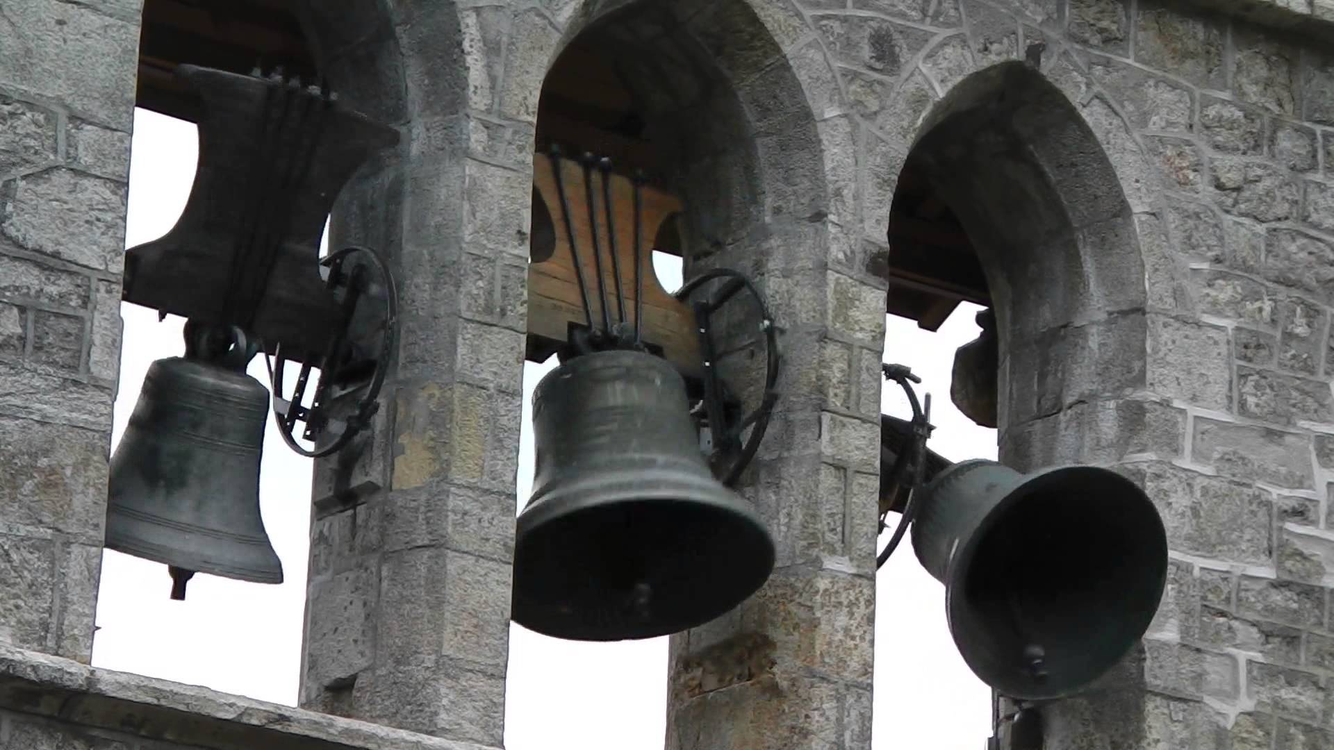 Angoulême: Cathedral bells rang too often