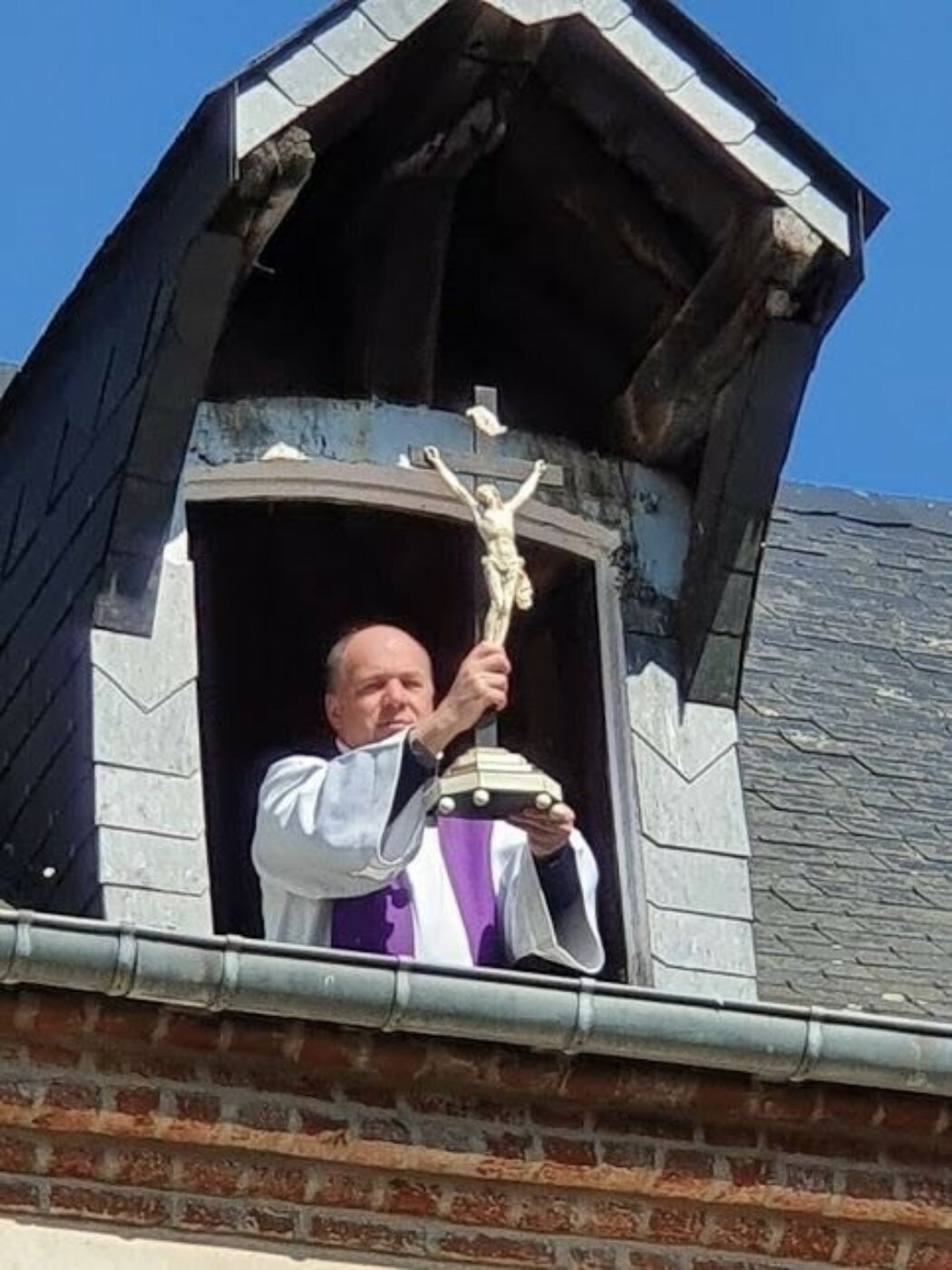 Le curé d’Honfleur bénit la ville avec le crucifix des capucins