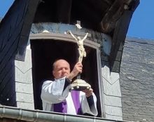 Le curé d’Honfleur bénit la ville avec le crucifix des capucins