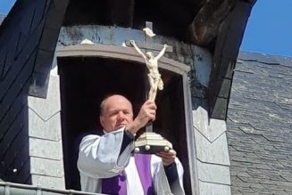Le curé d’Honfleur bénit la ville avec le crucifix des capucins