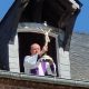 Le curé d’Honfleur bénit la ville avec le crucifix des capucins