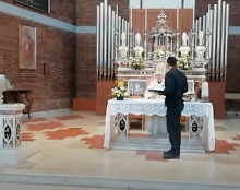 En Italie aussi, des policiers tentent d’interrompre une messe