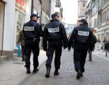Tandis que la racaille ravageait les Champs-Elysées, la police contrôlait les masques
