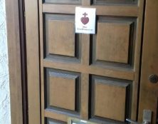 Mettons l’image du Sacré Cœur de Jésus sur la porte de notre maison