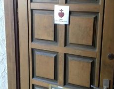 Mettons l’image du Sacré Cœur de Jésus sur la porte de notre maison