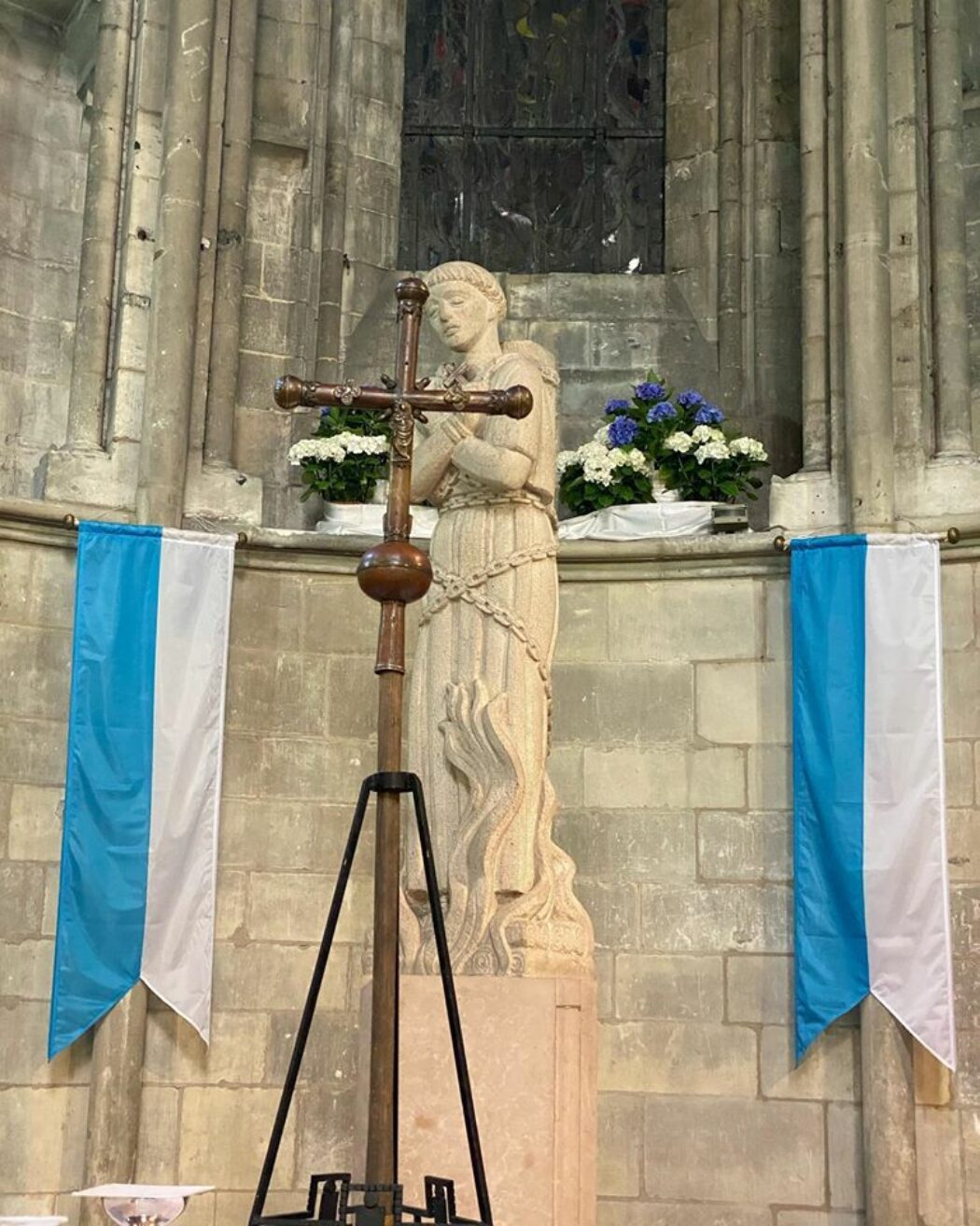 Procession à Rouen avec la croix présentée à sainte Jeanne d’Arc sur son bûcher
