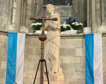 Procession à Rouen avec la croix présentée à sainte Jeanne d’Arc sur son bûcher