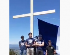 Après la destruction de la croix du pic Saint-Loup, des jeunes érigent une croix provisoire