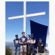 Après la destruction de la croix du pic Saint-Loup, des jeunes érigent une croix provisoire