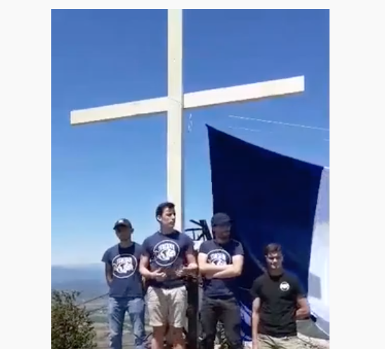 Après la destruction de la croix du pic Saint-Loup, des jeunes érigent une croix provisoire