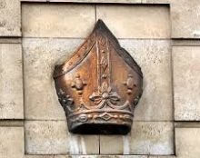 C’est l’évêque qui décide personnellement et en répond au seul Pasteur