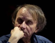 Houellebecq : “Jamais on n’avait exprimé avec une aussi tranquille impudeur le fait que la vie de tous n’a pas la même valeur”