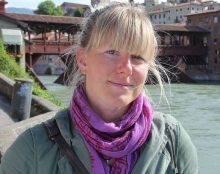 Le député italien Sara Cunial demande l’arrestation de Bill Gates pour “Crime contre l’Humanité”