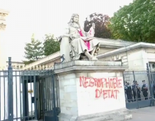 Dégradation d’une statue devant l’Assemblée : la police laisse faire