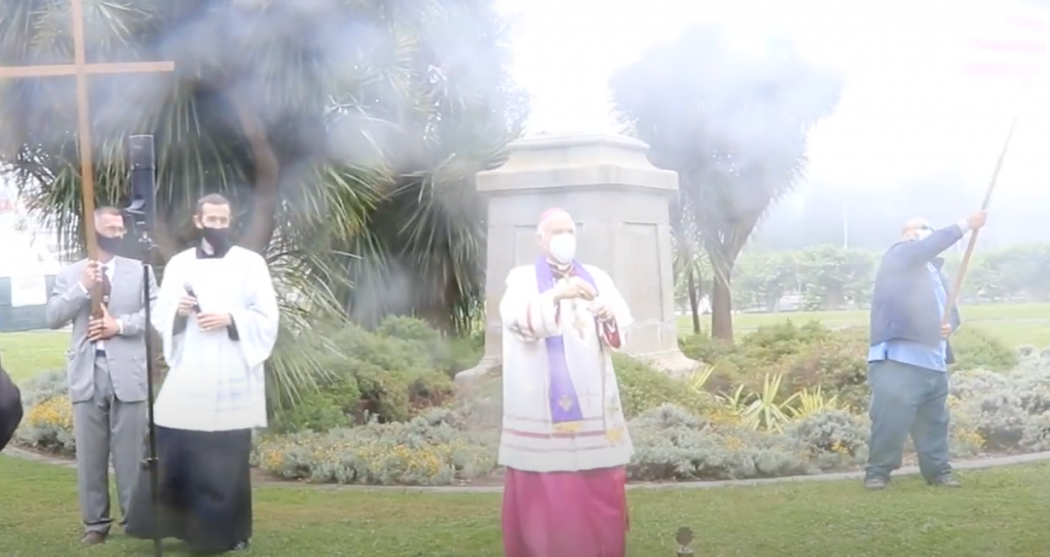 L’archevêque de San Francisco effectue un exorcisme là où la statue de St. Junípero Serra est tombée, demandant la miséricorde de Dieu