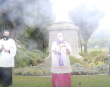 L’archevêque de San Francisco effectue un exorcisme là où la statue de St. Junípero Serra est tombée, demandant la miséricorde de Dieu