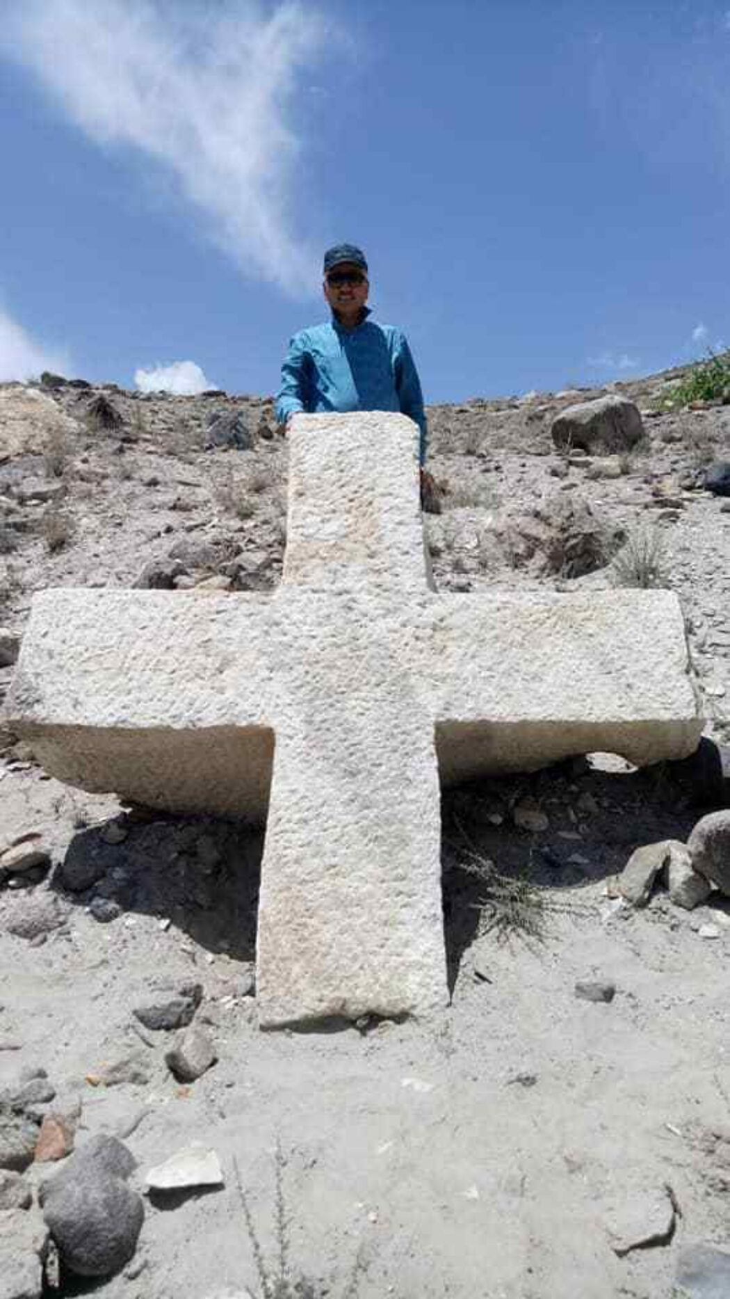 Une croix chrétienne de près de trois tonnes découverte dans les montagnes de l’Himalaya